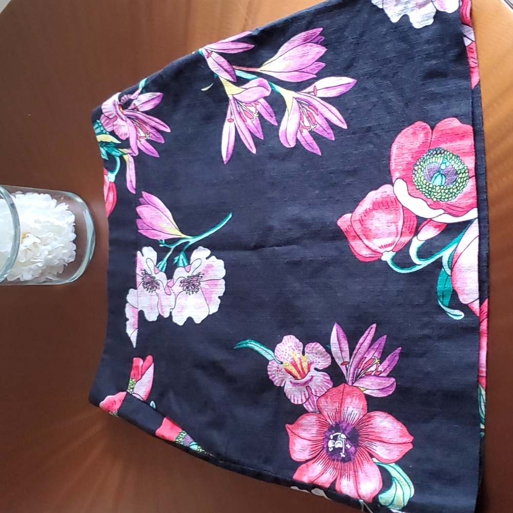 Ann Taylor skirt SIZE 6 gorgeous color excellent condition and price